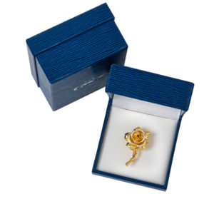 gold-rose-brooch-gift-box